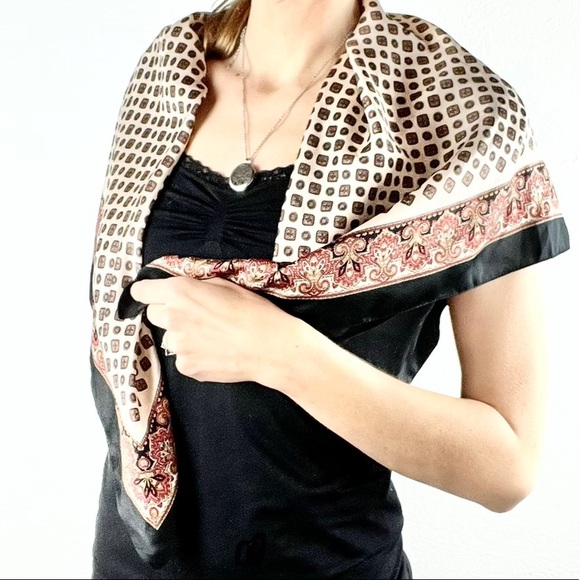 ISOTONER - SIGNATURE COLLECTION |🧣🖤Paisley Print Large Square Scarf - Picture 2 of 8